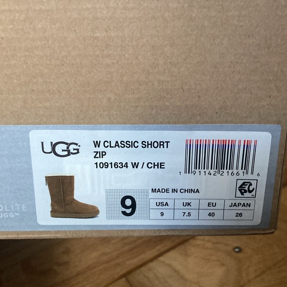 Good used condition UGG Classic Short - Picture 10 of 10